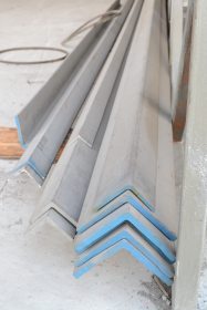 金弘德大力促销不锈钢等边角钢、工业用角钢！