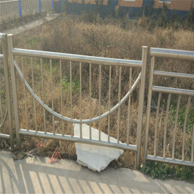 江门不锈钢复合管防撞护栏 草坪隔离栏杆