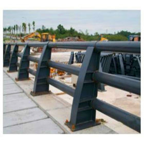 不同型式的路基护栏之间或路基护栏与桥梁护栏之间应进行过渡处理