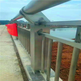 角钢 各种材质规格 重庆库存公路护栏网、市政围栏网、铁路防护网